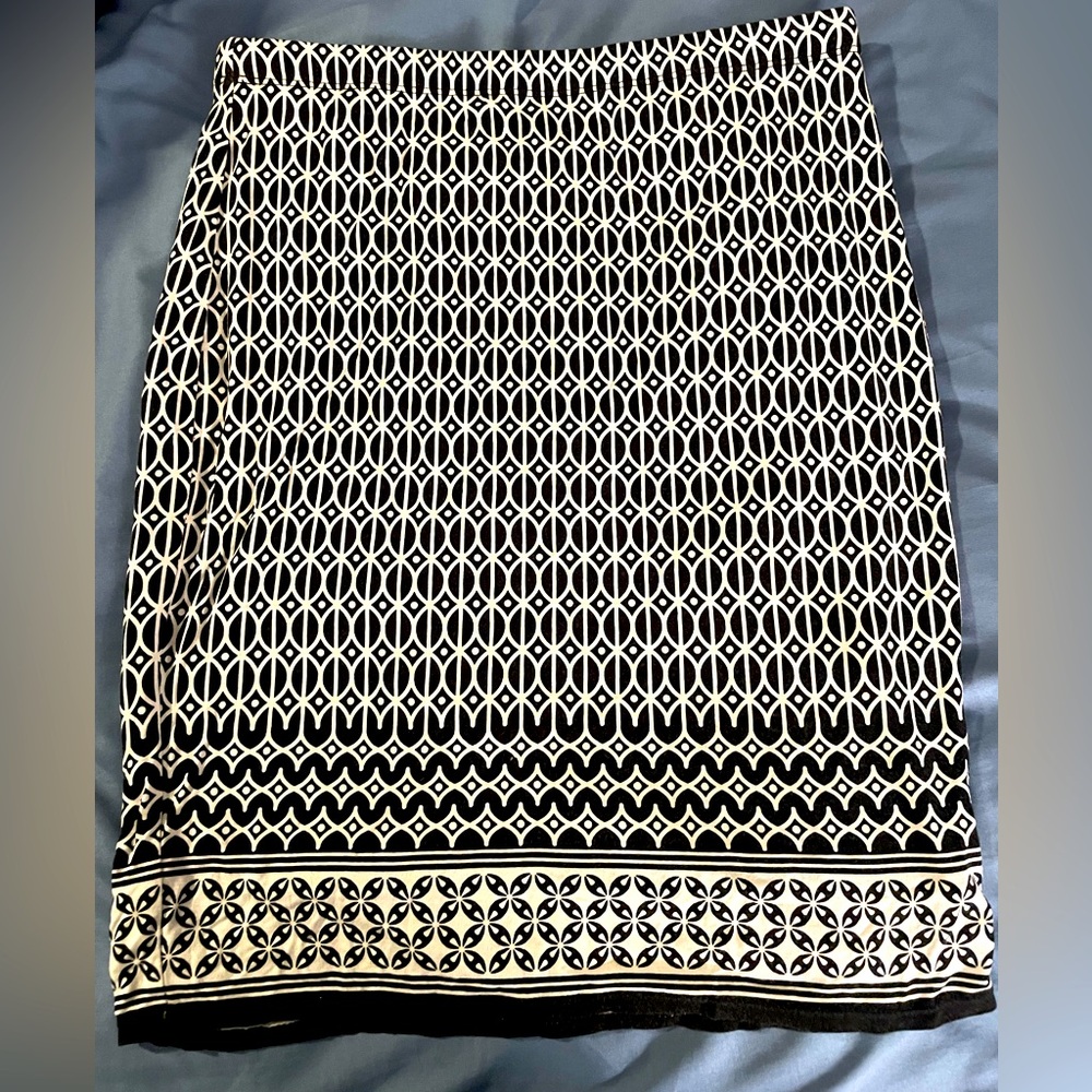 Stretchy Black and White Patterned Skirt - M